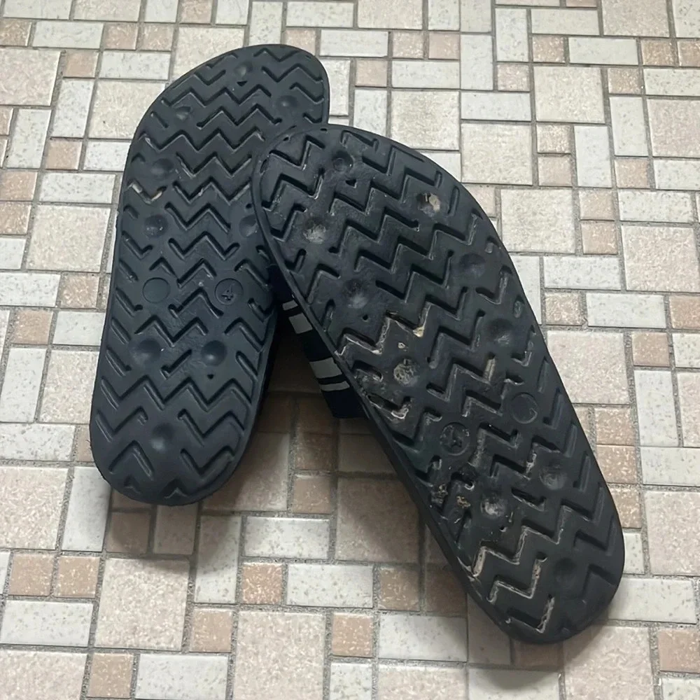 Boys slides striped size 4 big kids - good condition